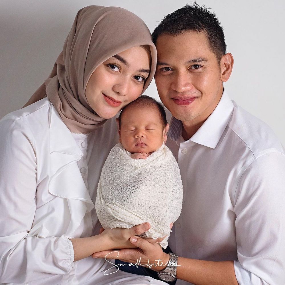 Sambut Keluarga Baru, 10 Pemotretan Artis Bersama Buah Hati