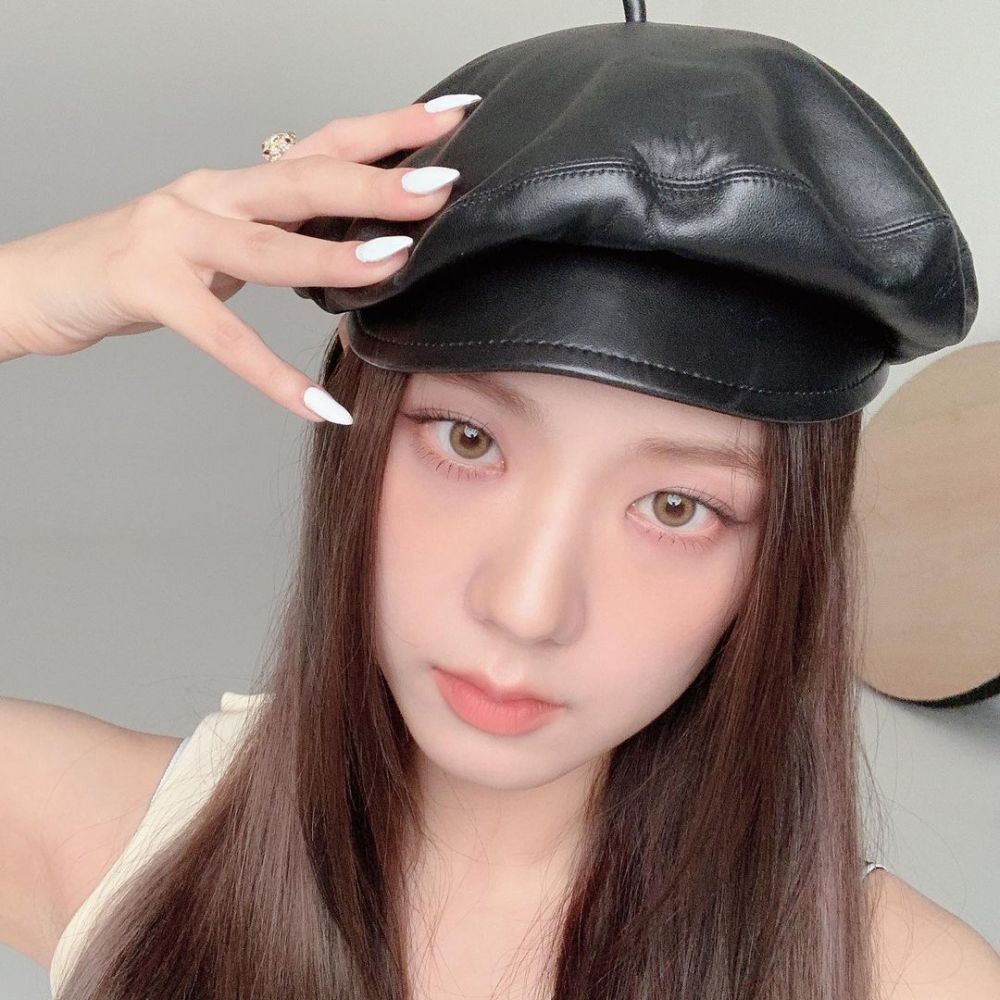 9 Momen Manis Jisoo BLACKPINK dengan Menggunakan Beret Hat