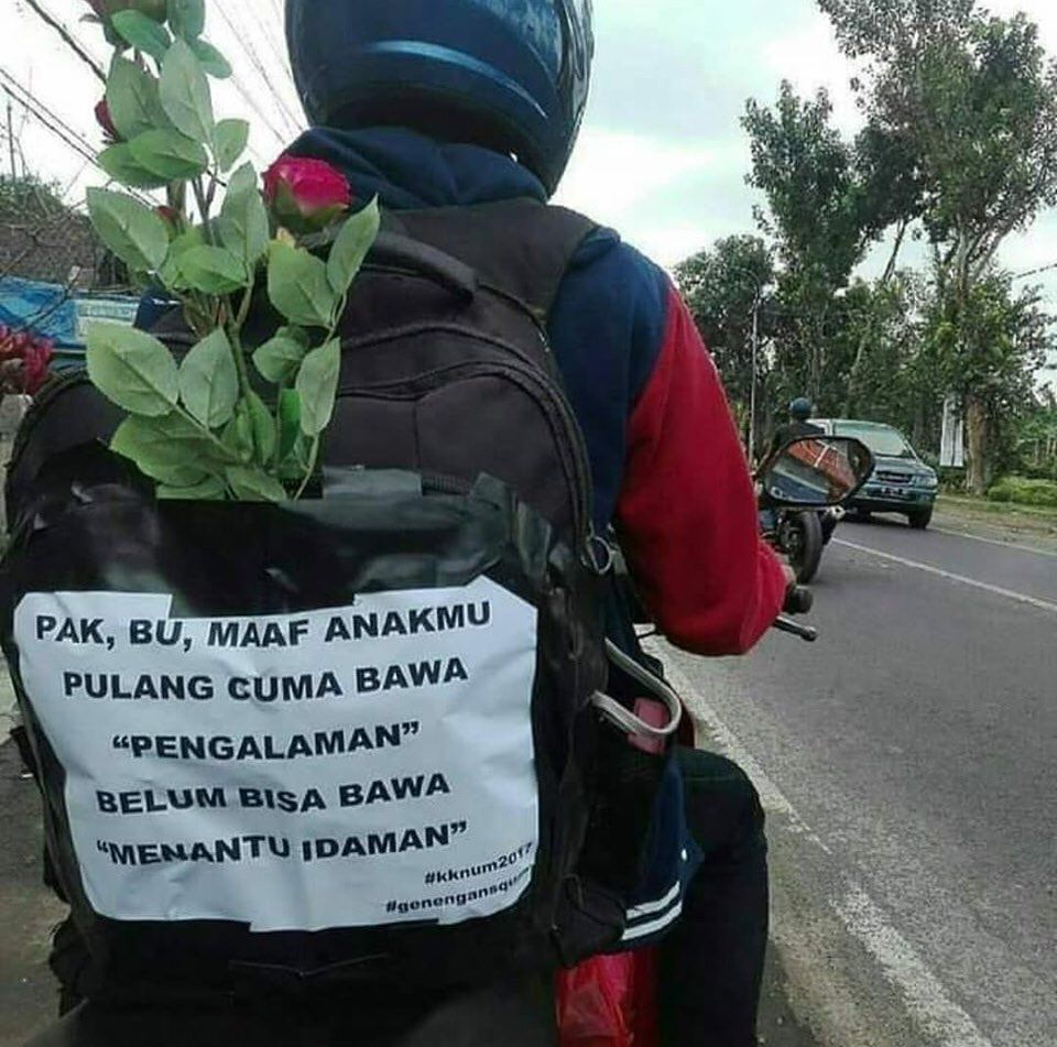 Tulisan di Belakang Motor Kocak! 15 Potret Driver Ojol Mudik