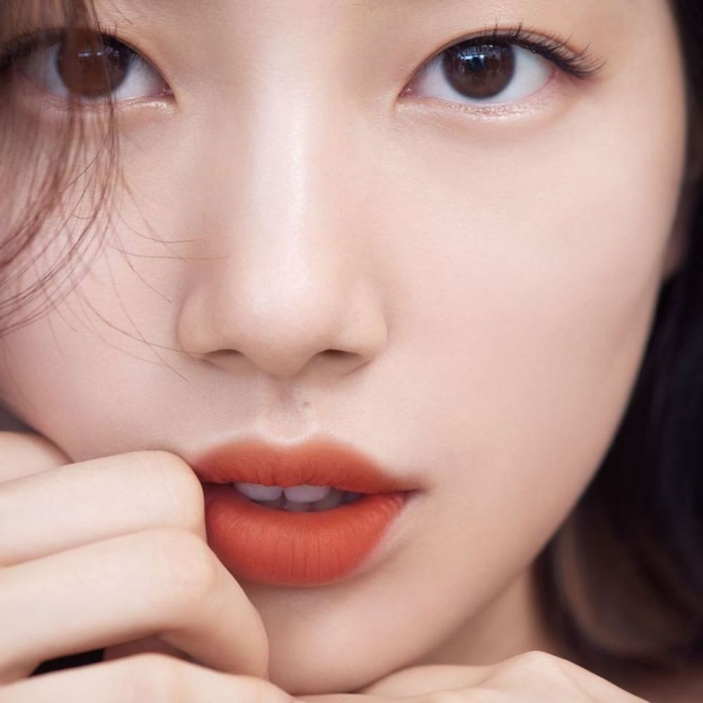 9 Potret Stand Out Bae Suzy dari Dekat, Bikin Jatuh Cinta!