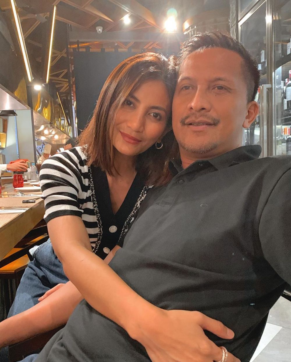 17 Tahun Menikah, 9 Potret Mesra Natasha Dewanti dan Suami