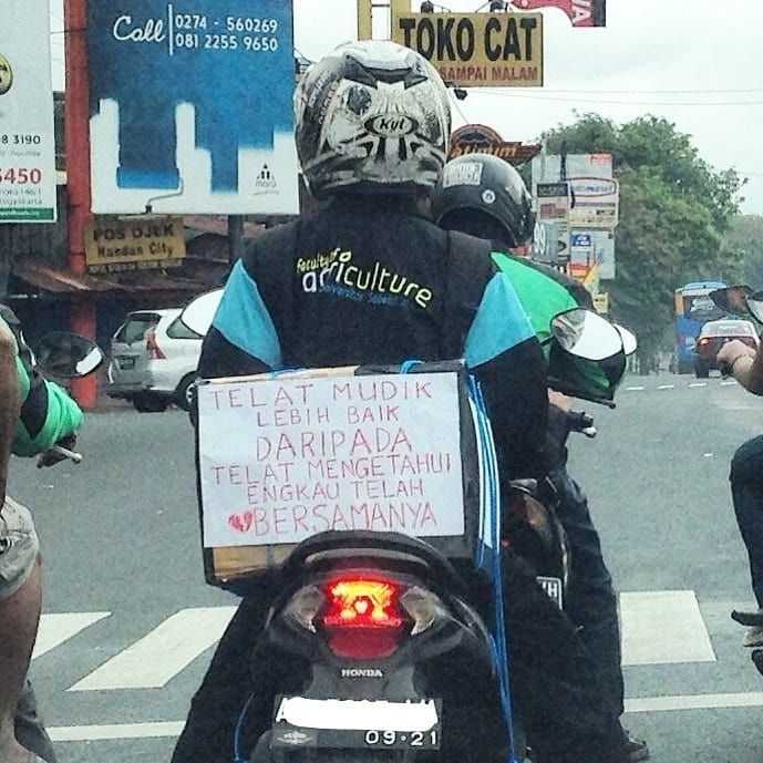 Tulisan di Belakang Motor Kocak! 15 Potret Driver Ojol Mudik