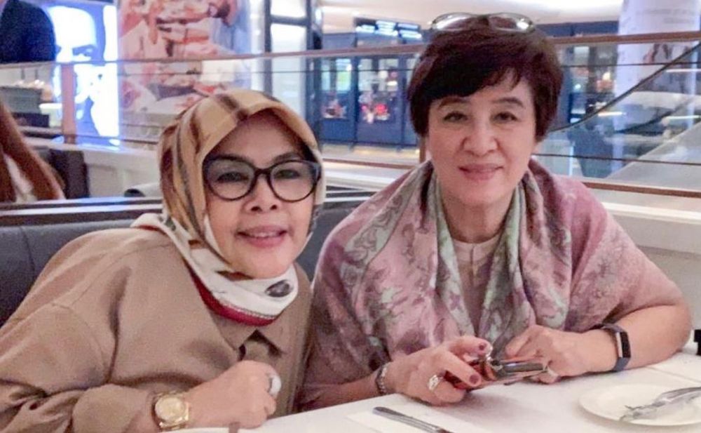 Syahrini Bersama Mama Mertua