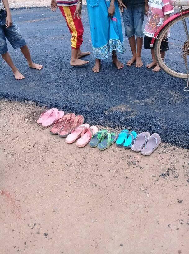 9 Potret Kocak Orang Lepas Sandal di Tempat Umum, Terlalu Sopan!
