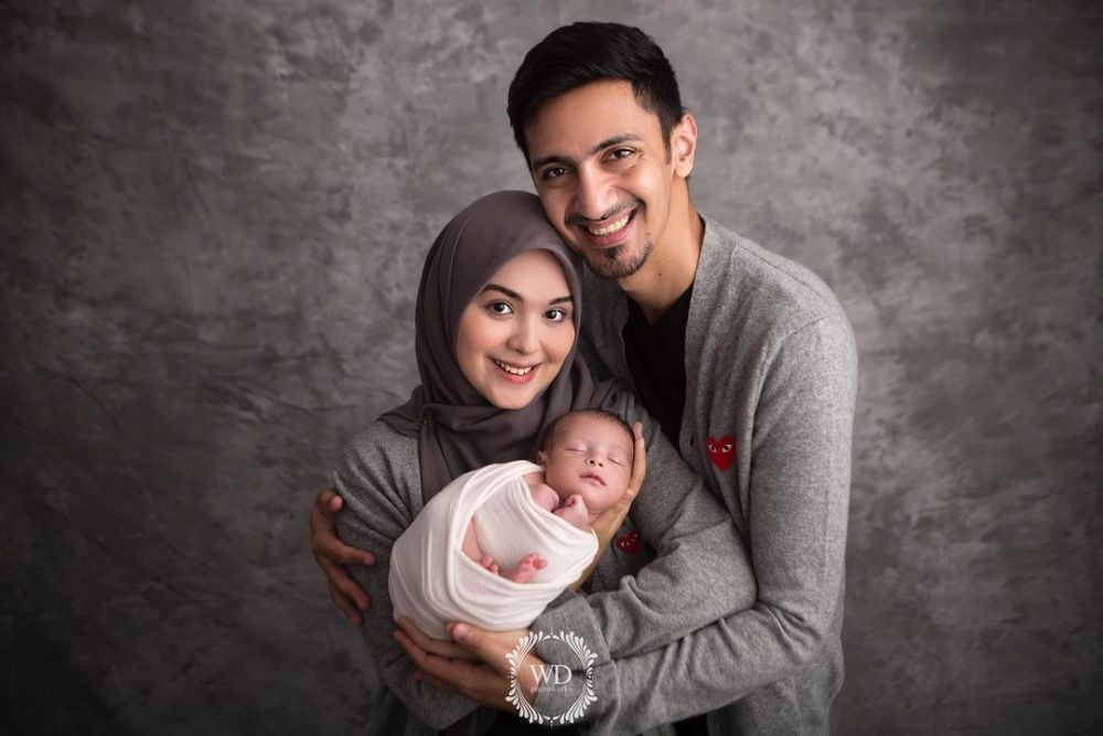 Sambut Keluarga Baru, 10 Pemotretan Artis Bersama Buah Hati