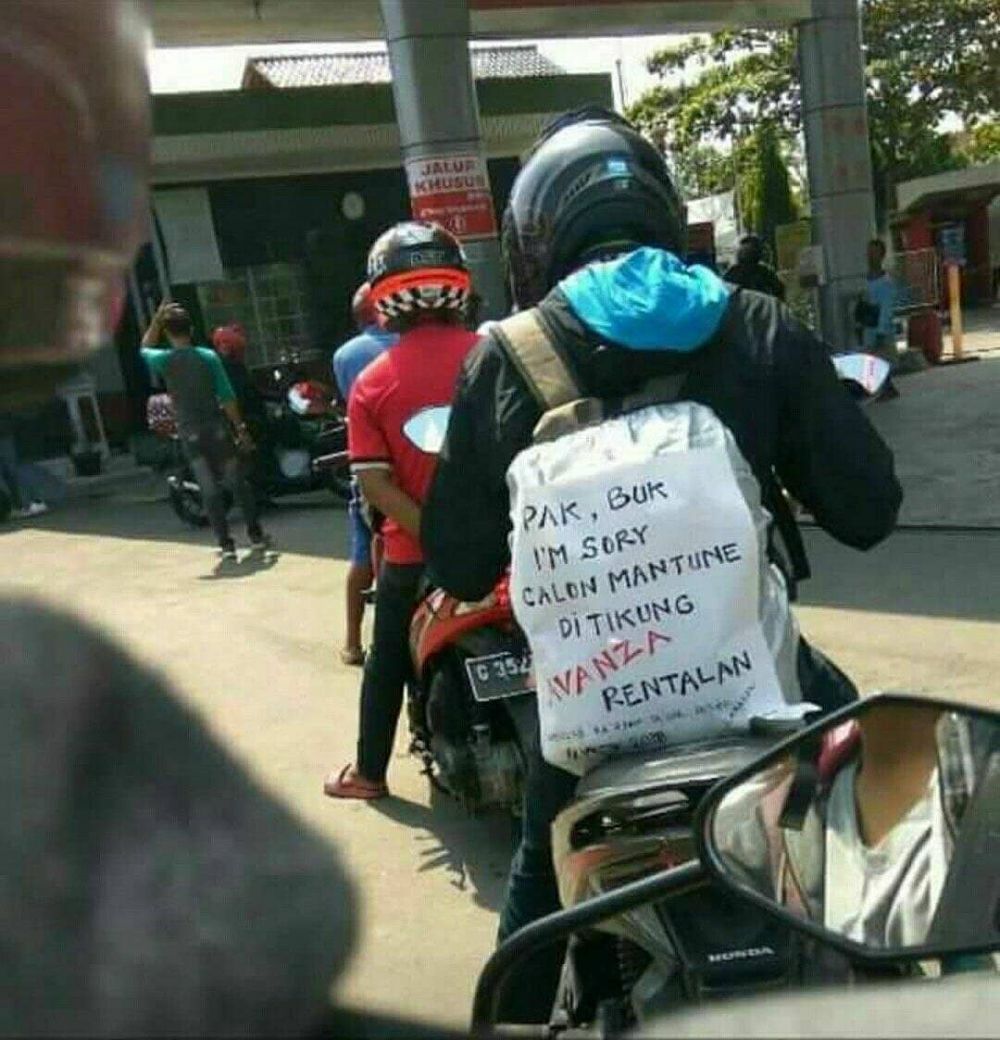 Tulisan di Belakang Motor Kocak! 15 Potret Driver Ojol Mudik