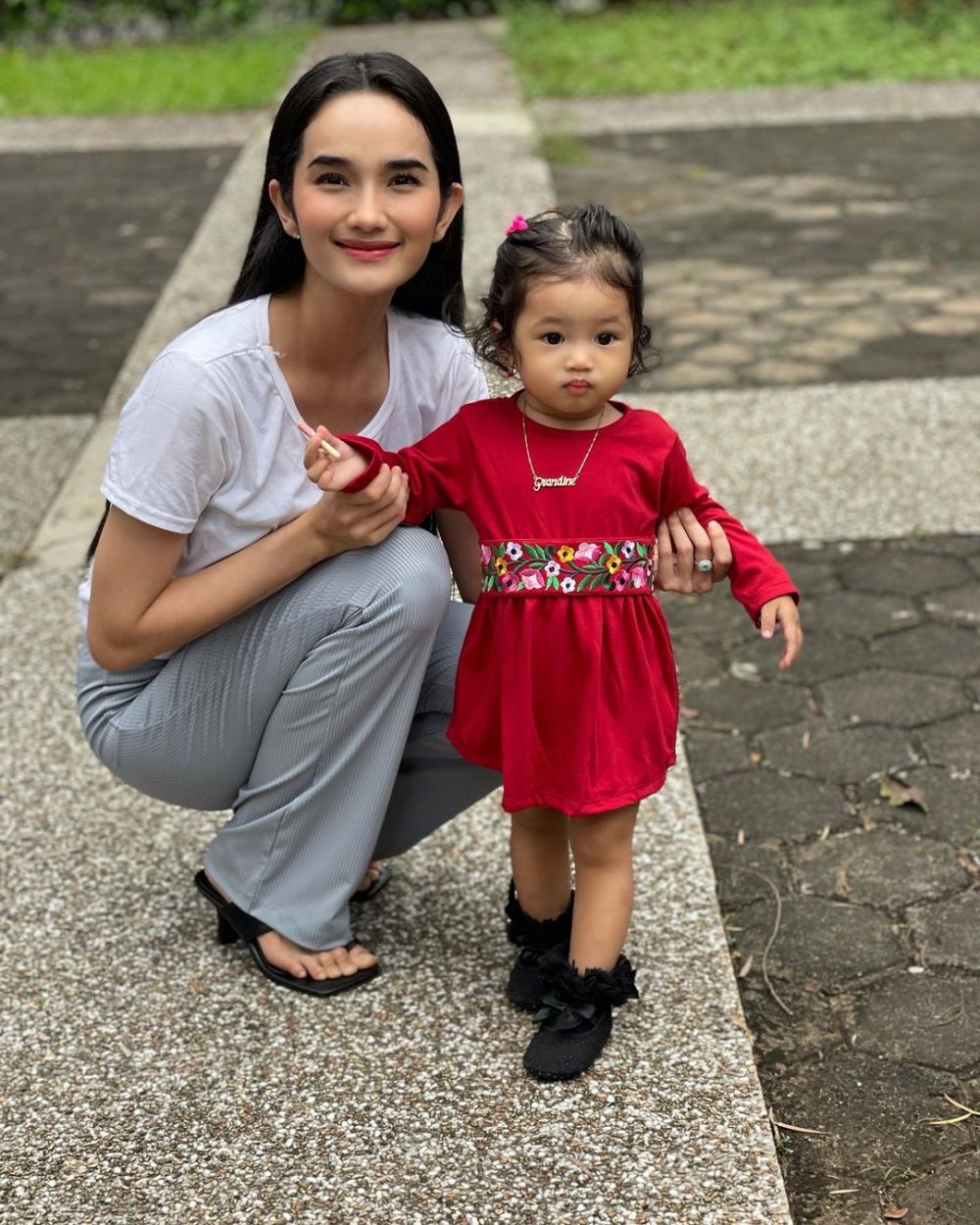Mama Muda Cekatan, 10 Potret Faby Marcelia Asuh 2 Anak