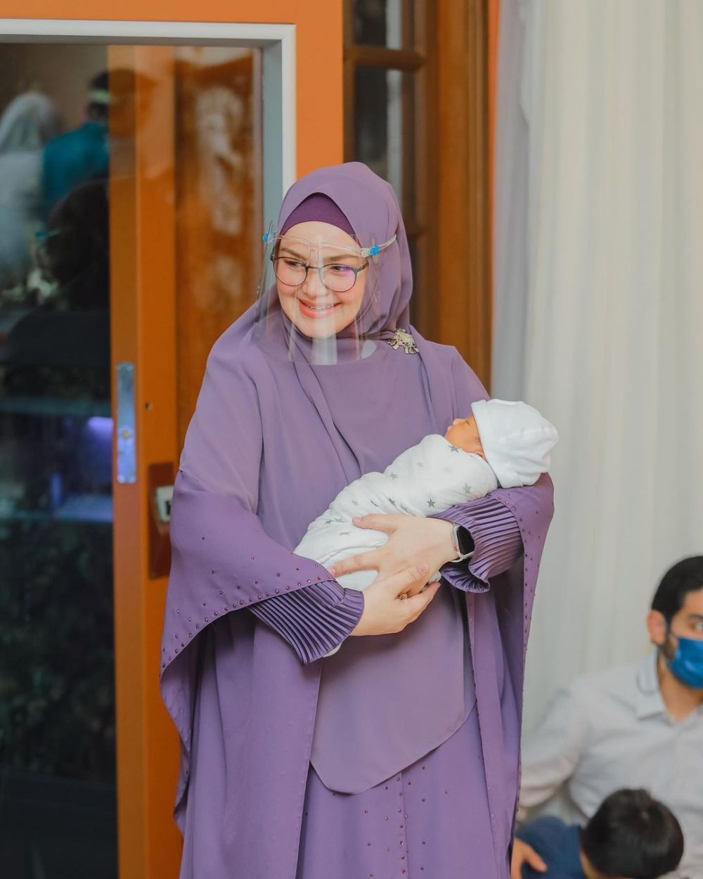 Lahiran Anak Kedua, 10 Potret Siti Nurhaliza Momong Baby Afwa