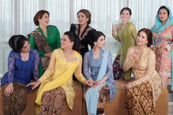 9 Potret Liliana Tanoesodibjo Bersama Anggota Nawanita Adya, Anngun!