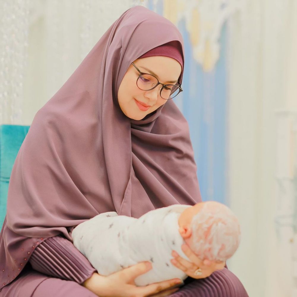 Lahiran Anak Kedua, 10 Potret Siti Nurhaliza Momong Baby Afwa