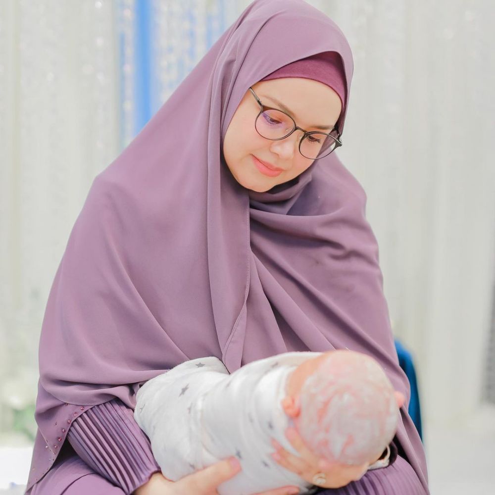 Lahiran Anak Kedua, 10 Potret Siti Nurhaliza Momong Baby Afwa