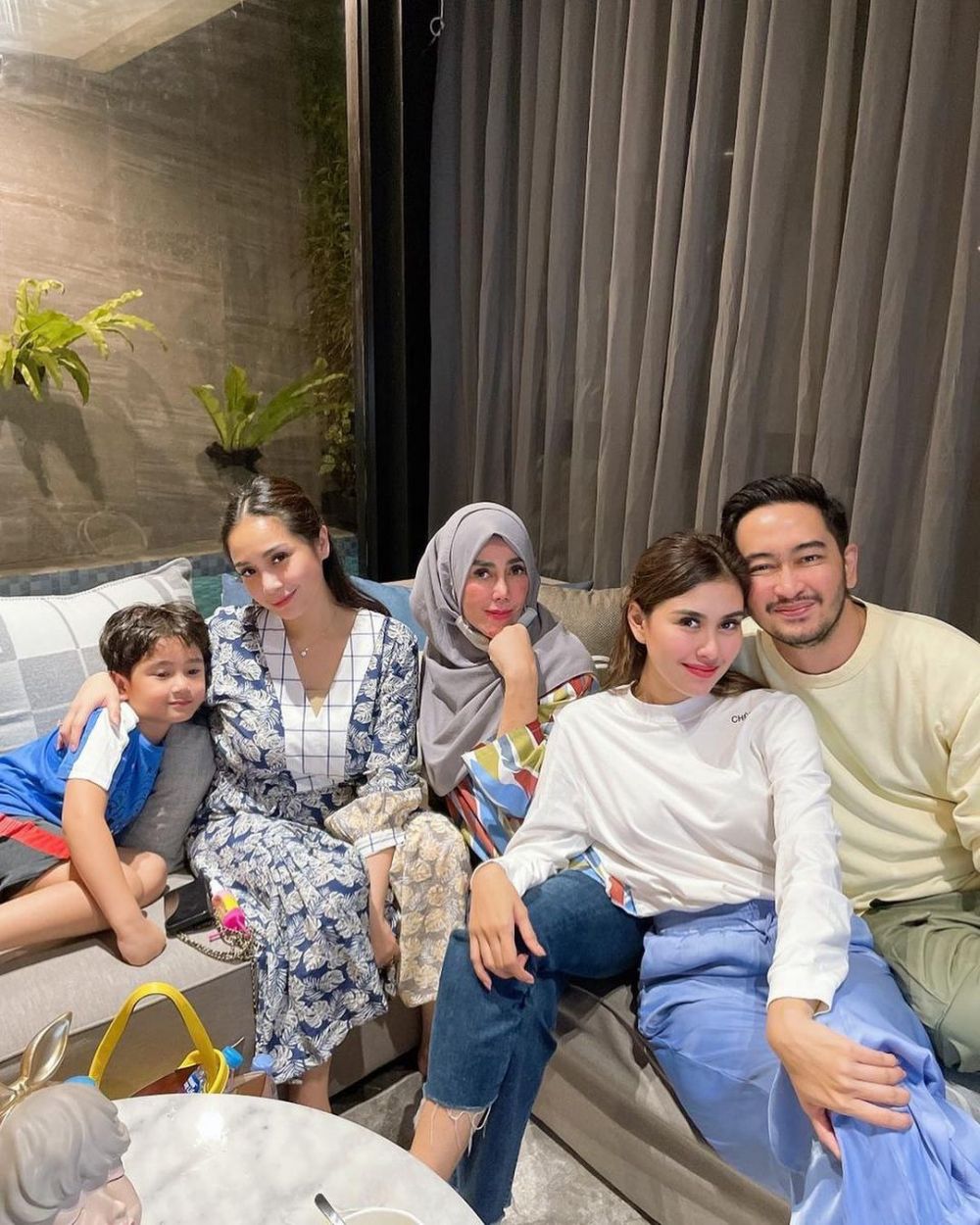Bak Orangtua Kandung, 10 Potret Keakraban Artis dan Mertua