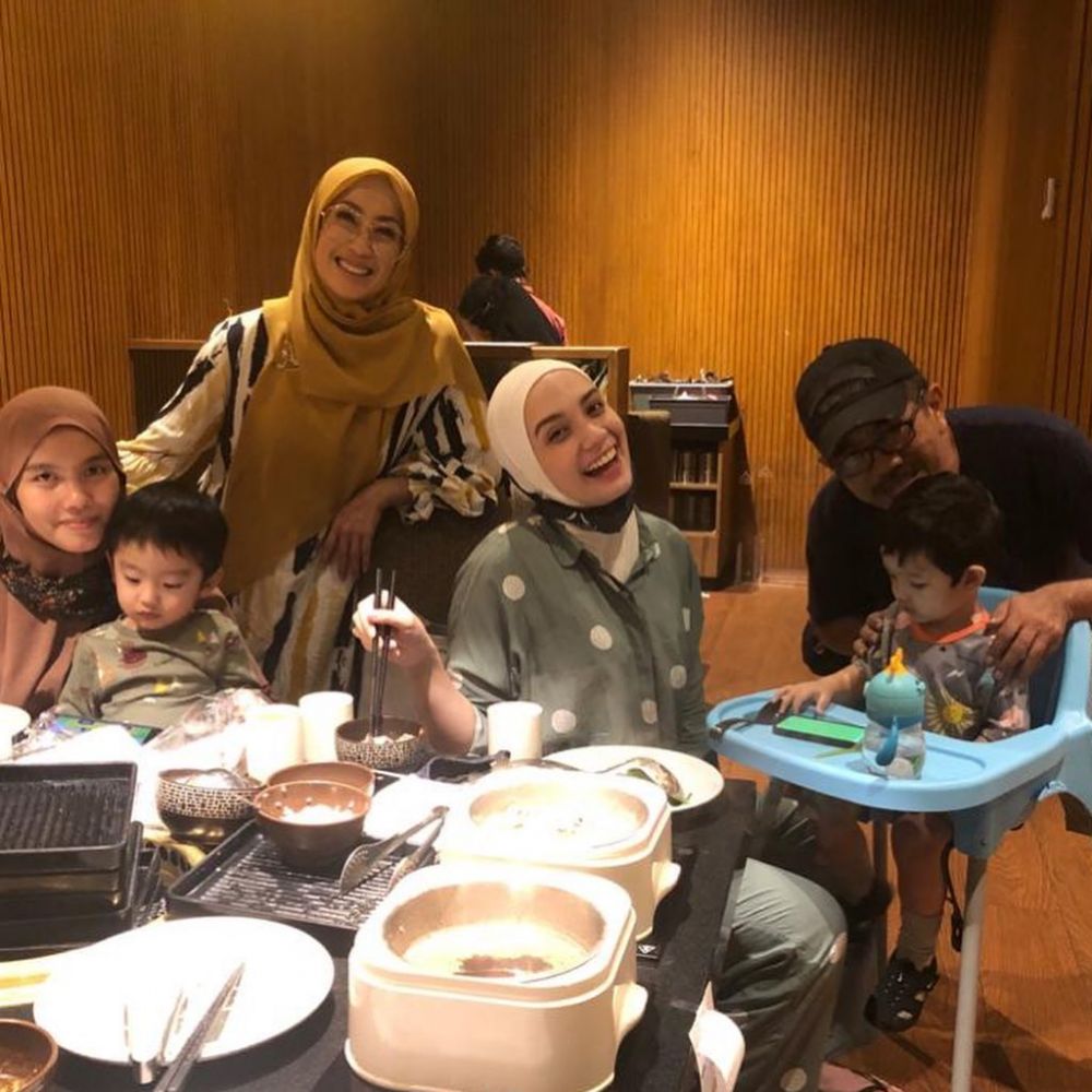 Family Goals! 9 Potret Keluarga Putri Anne dan Arya Saloka