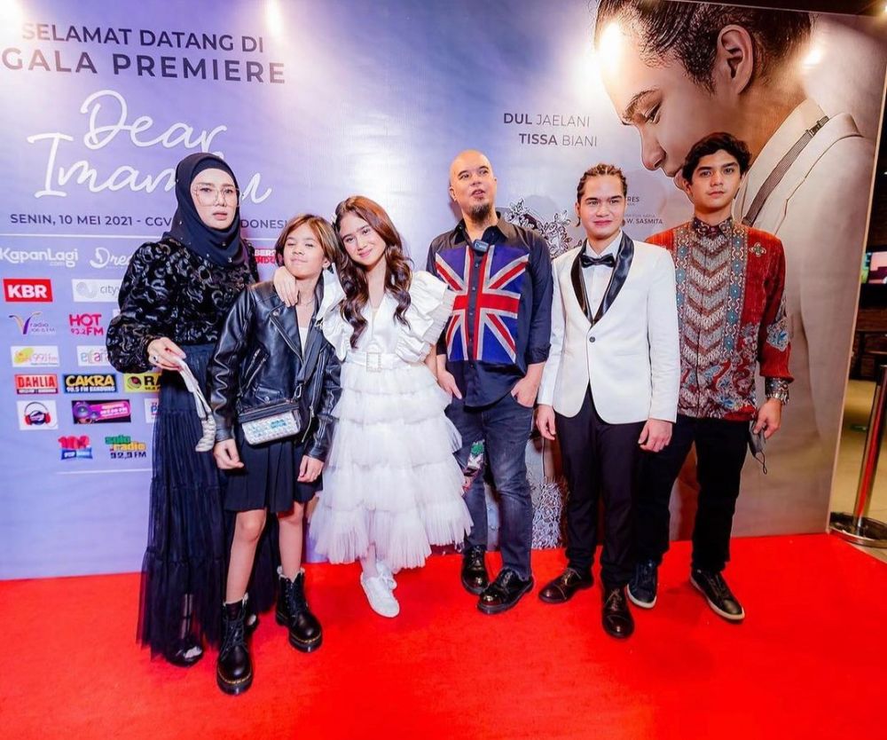 11 Potret Kedekatan Artis dengan Anak Sambungnya, bak Anak Kandung