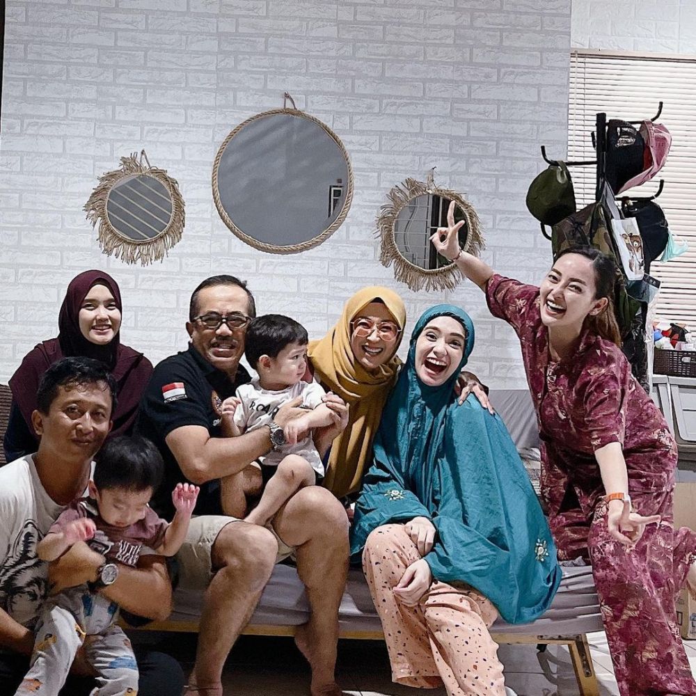 Family Goals! 9 Potret Keluarga Putri Anne dan Arya Saloka