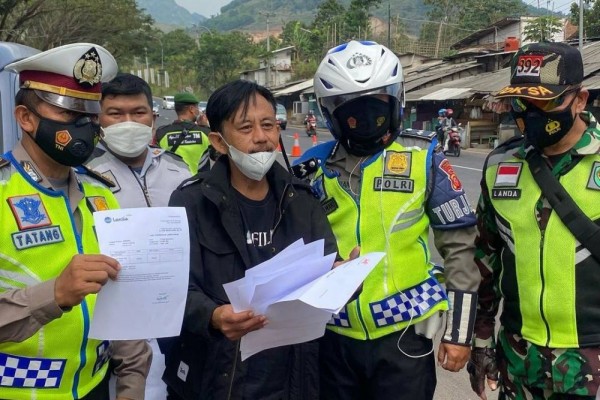 9 Potret Epy Kusnandar Kena Razia Penyekatan, Tetap Senyum!