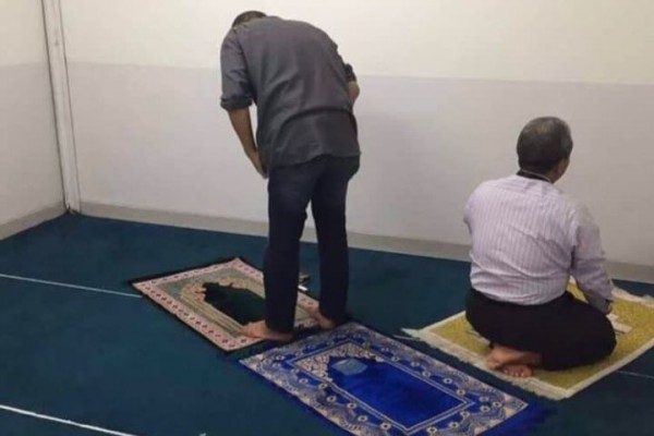 10 Potret Jamaah Laksanakan Ibadah Salat, Bikin Kita Bingung!