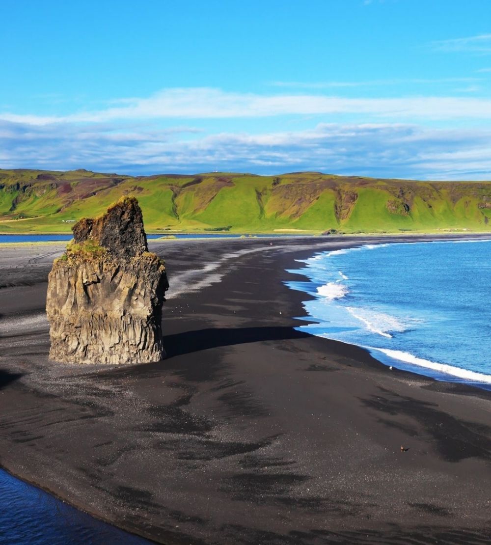 9 Potret Pantai Pasir Hitam di Islandia, Pesonanya Bikin Betah!