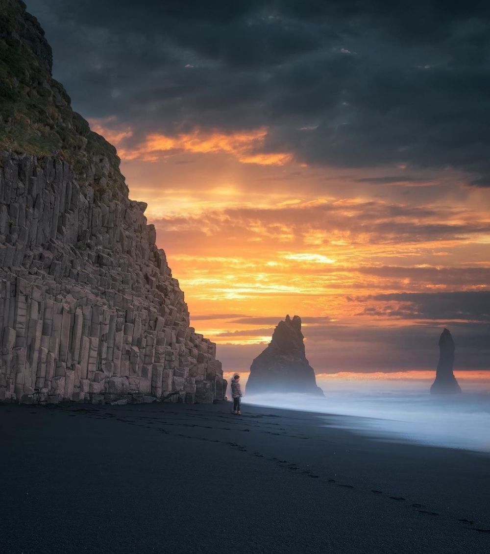 9 Potret Pantai Pasir Hitam di Islandia, Pesonanya Bikin Betah!