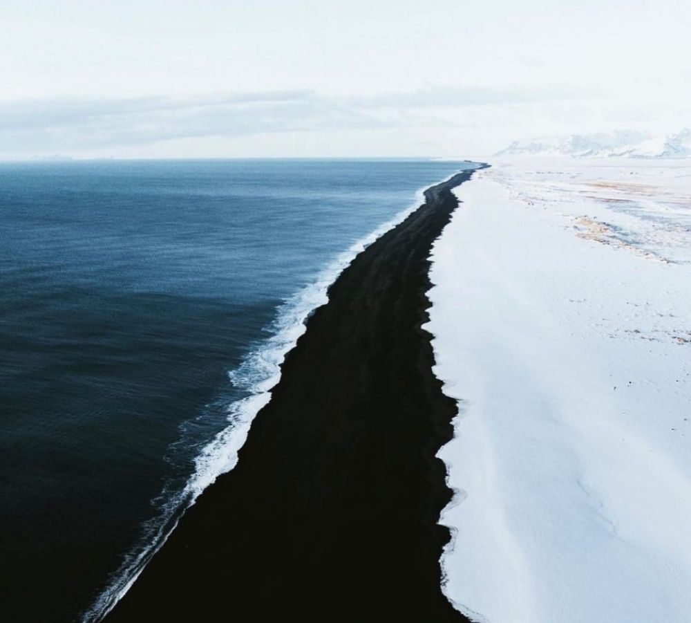 9 Potret Pantai Pasir Hitam di Islandia, Pesonanya Bikin Betah!