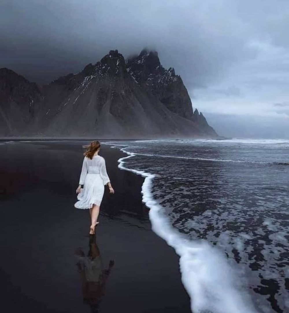 9 Potret Pantai Pasir Hitam di Islandia, Pesonanya Bikin Betah!