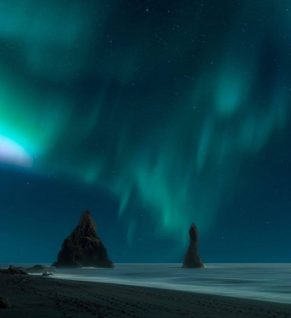 9 Potret Pantai Pasir Hitam di Islandia, Pesonanya Bikin Betah!