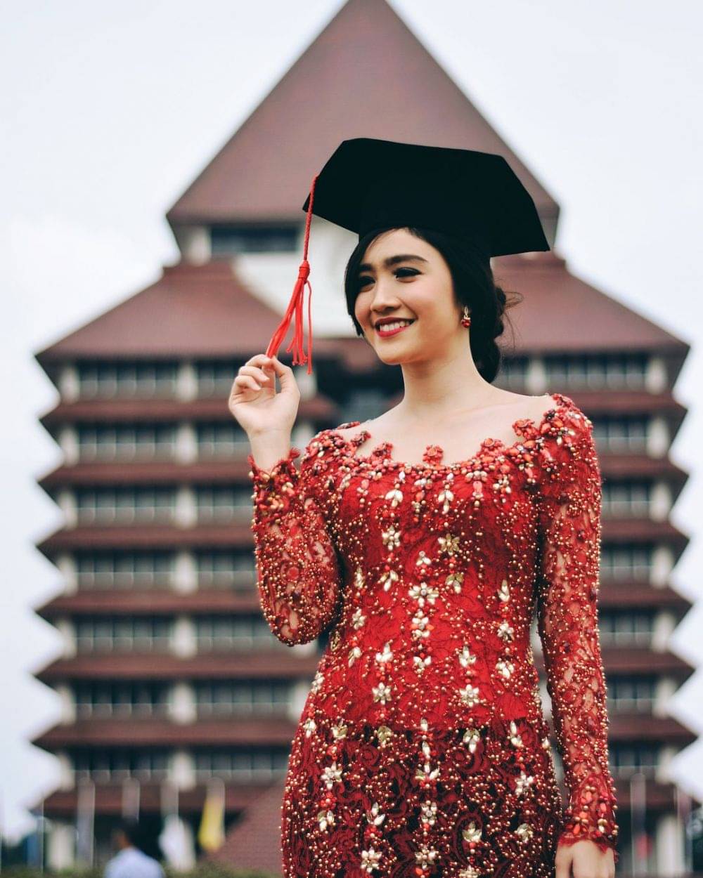 10 Potret Elegan Febby Rastanty Memakai Kebaya