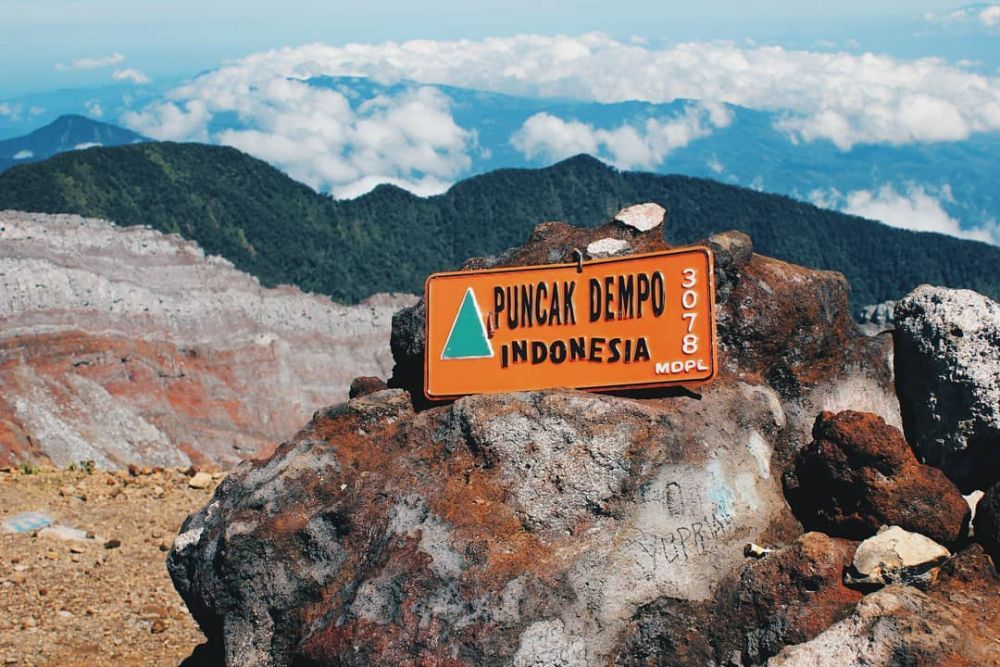 Gunung Dempo Pagar Alam Erupsi, Pendaki Tinggalkan Barang di Puncak