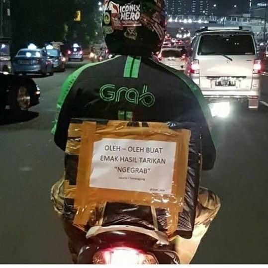 Tulisan di Belakang Motor Kocak! 15 Potret Driver Ojol Mudik