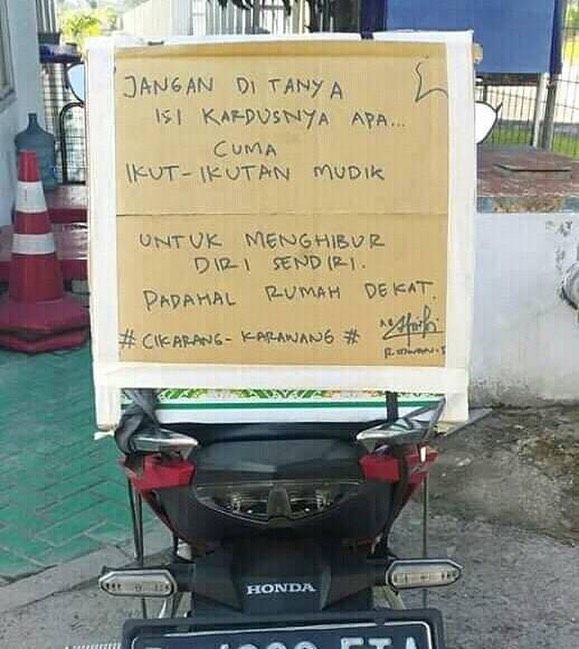 Tulisan di Belakang Motor Kocak! 15 Potret Driver Ojol Mudik