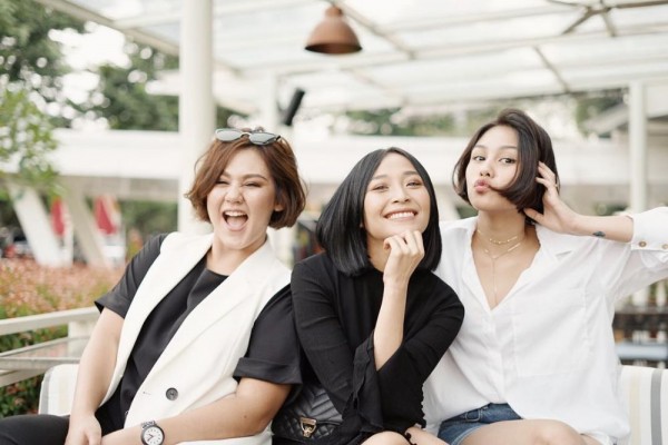 10 Potret Seru Penyanyi Rinni Wulandari dan Para Ipar Hits