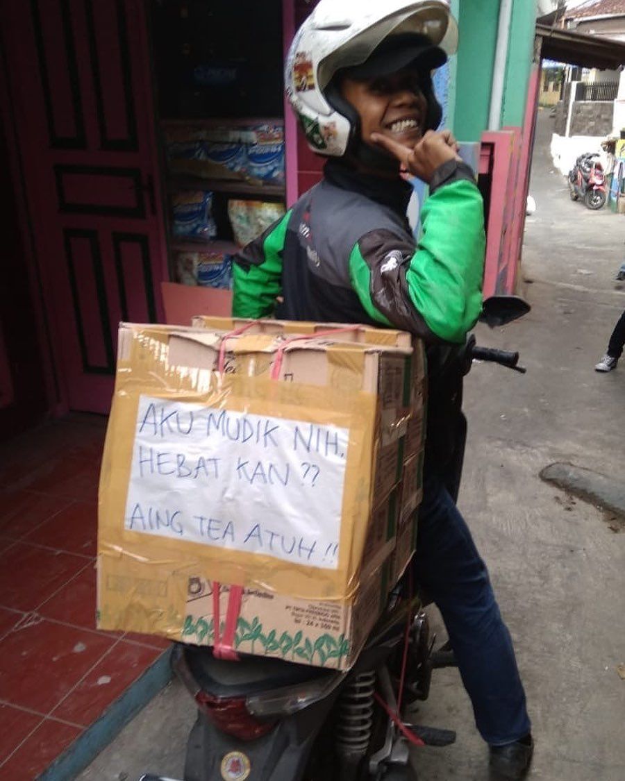 Tulisan di Belakang Motor Kocak! 15 Potret Driver Ojol Mudik