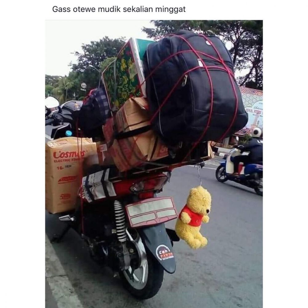 Tulisan di Belakang Motor Kocak! 15 Potret Driver Ojol Mudik