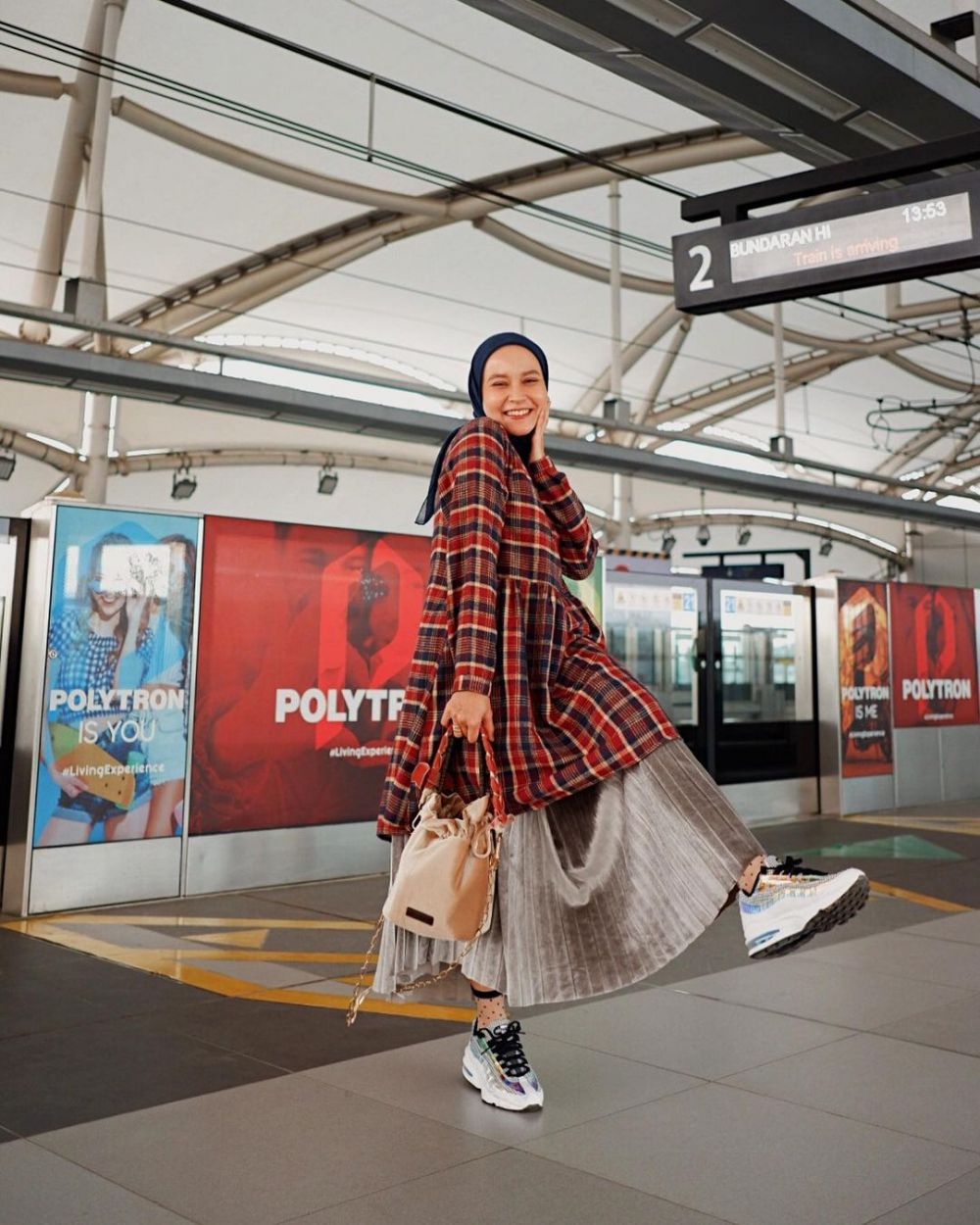 12 Outfit Hijab dengan Tunik ala Selebgram Chairunissa, Kekinian Abis!