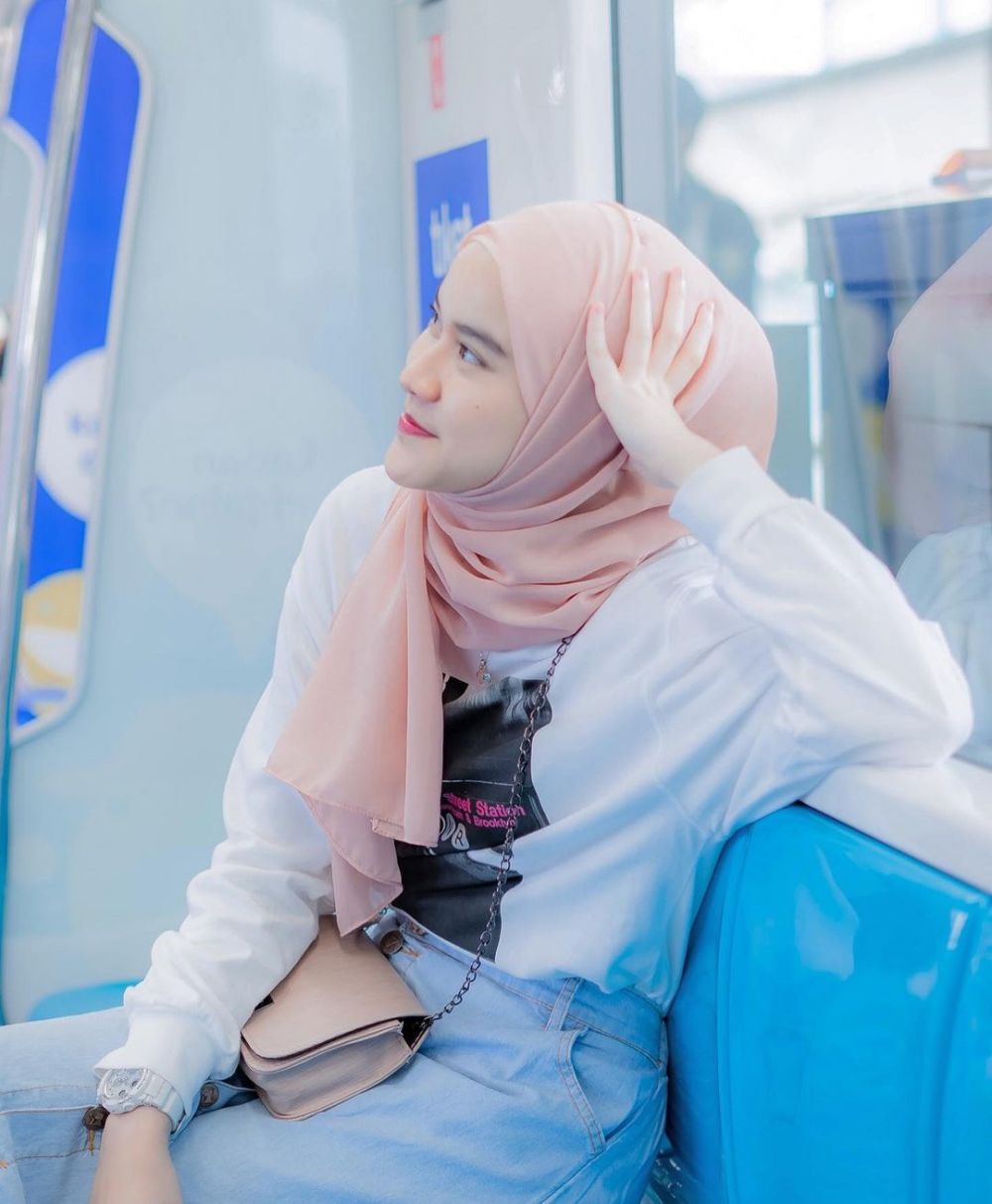 Potret Uty Bonita Eks Jkt48 Yang Berhijab