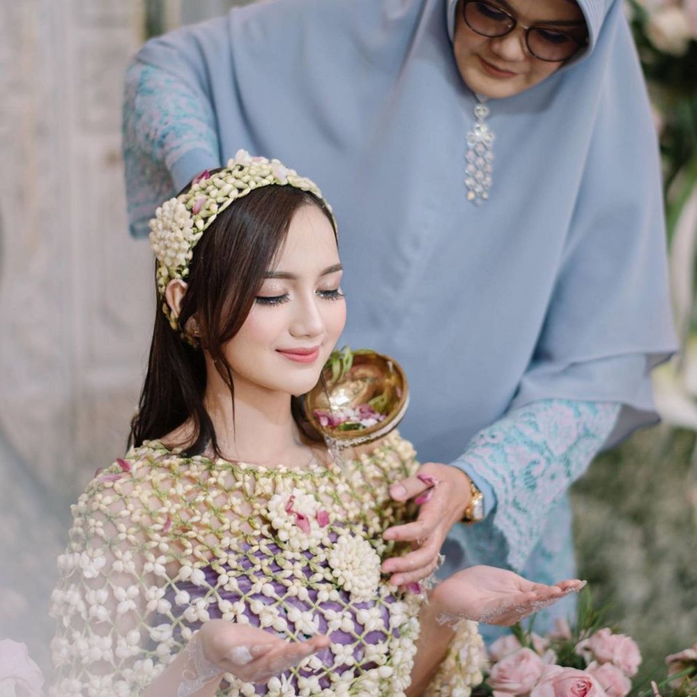 10 Momen Sakral Siraman Nanda Arsyinta Dengan Adat Sunda