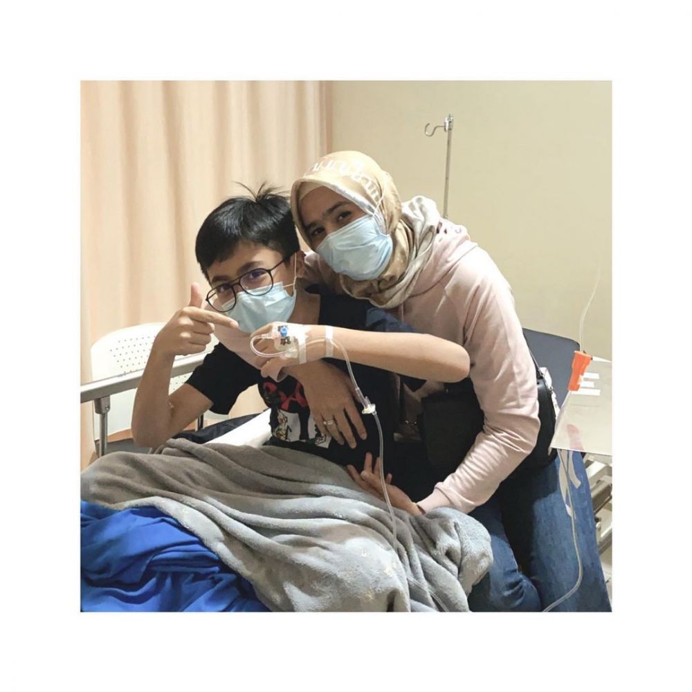 11 Potret Kedekatan Artis dengan Anak Sambungnya, bak Anak Kandung