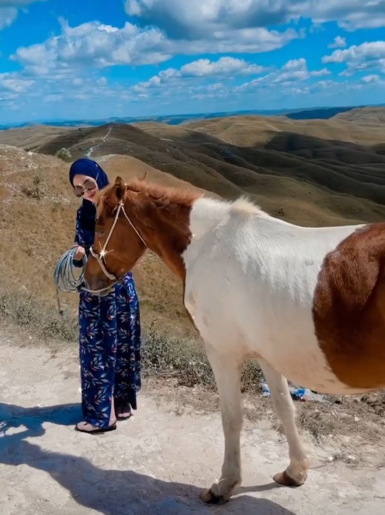 10 Momen Seru Liburan Ria Ricis di Sumba  Segar 