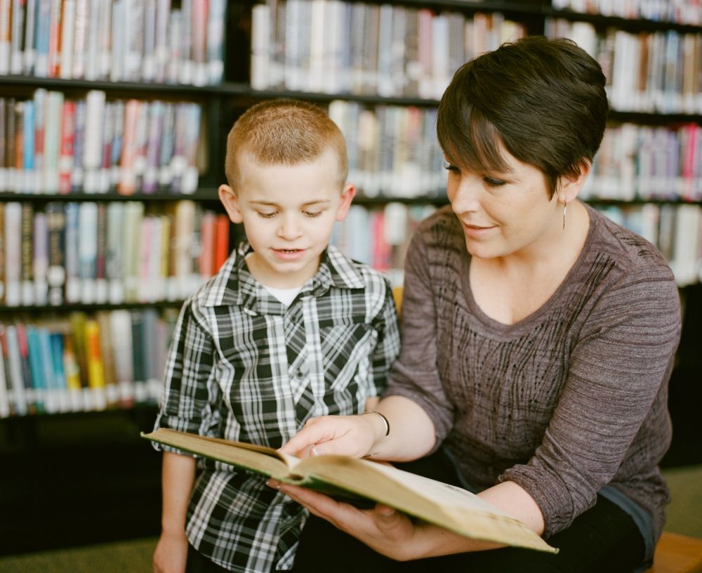 5 Alasan Orangtua Harus Stop Melakukan Book Shaming ke Anak