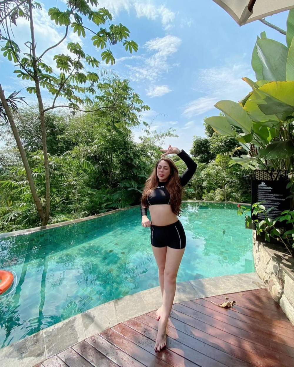 Bikin Berdesir, 9 Potret Celine Evangelista di Tepi Kolam Renang