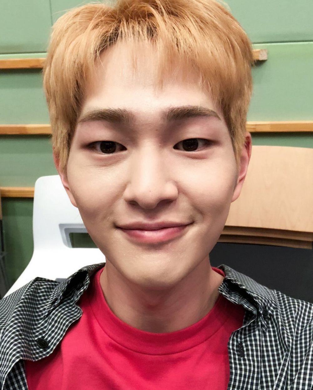 10 Swafoto Onew SHINee, Nyanyikan OST Midnight Sun