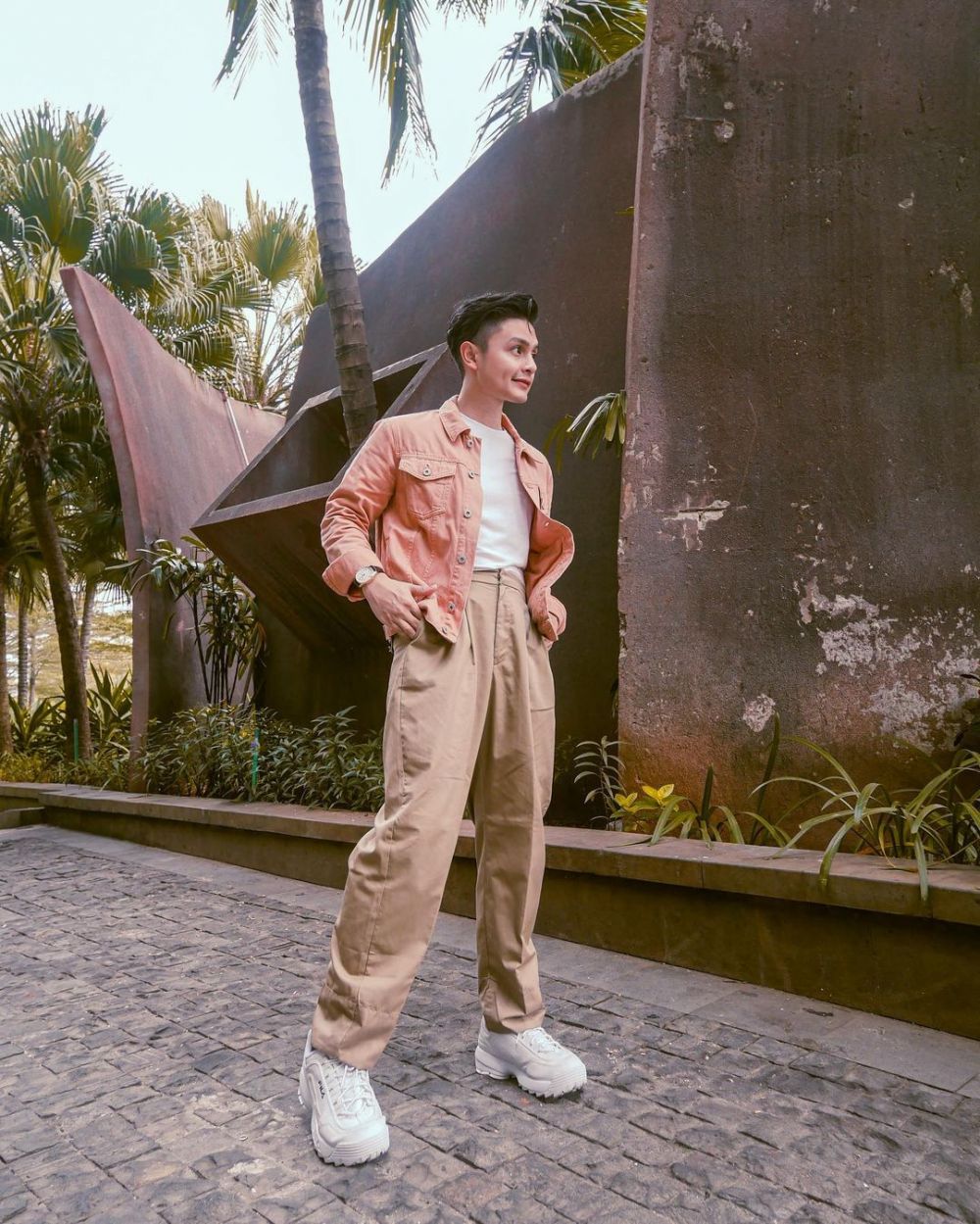 9 Inspirasi Padu Padan Oversized Outfit Ala Tysna Saputra