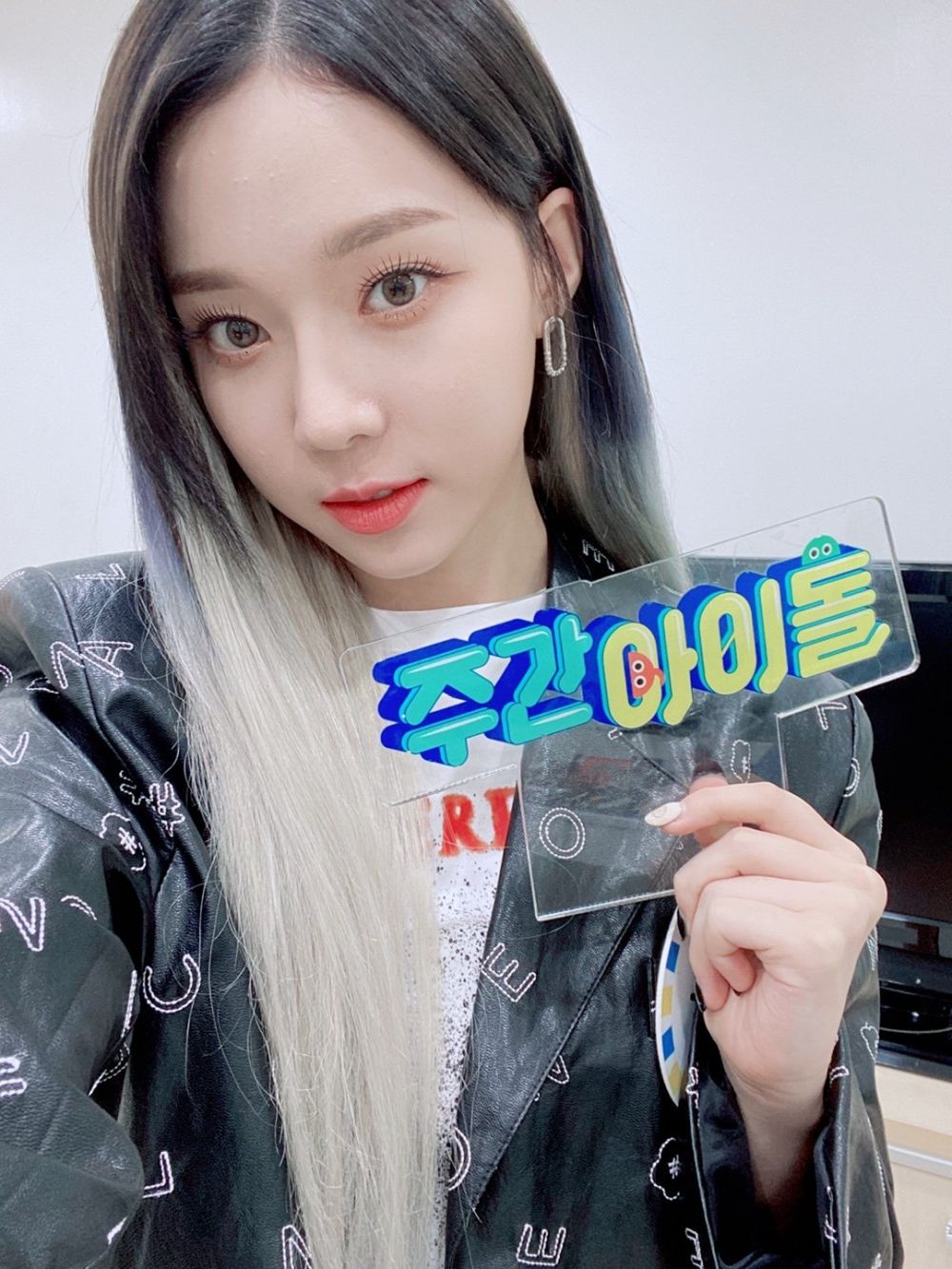 9 Potret Terbaru Winter aespa dengan Two Tone Hair Color