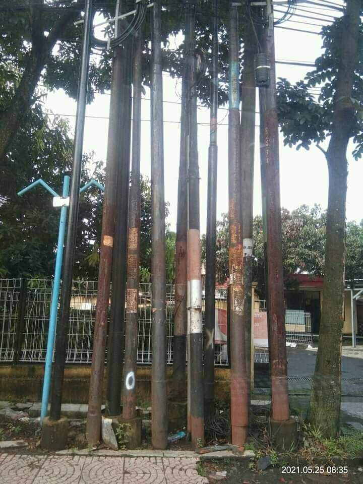 9 Potret Ruwetnya Tiang Listrik di Indonesia, yang Lihat Ikut Pusing