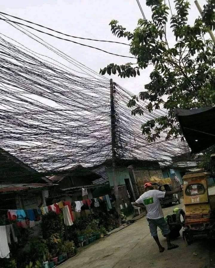 9 Potret Ruwetnya Tiang Listrik di Indonesia, yang Lihat Ikut Pusing