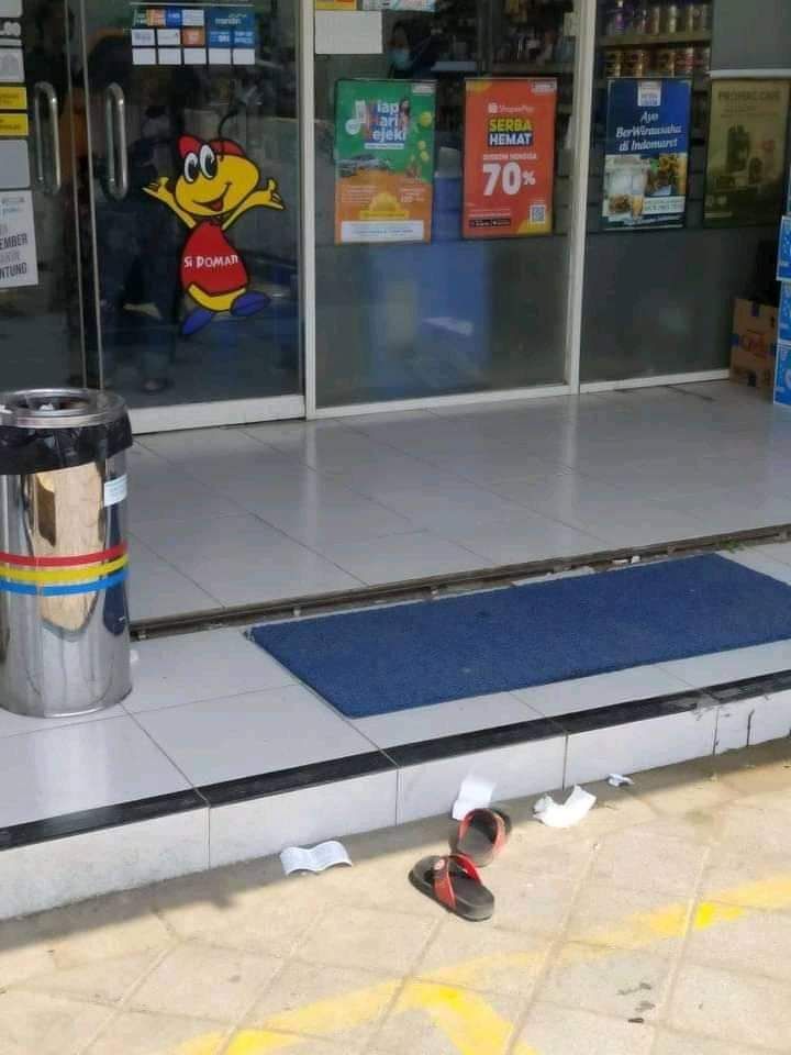 9 Potret Kocak Orang Lepas Sandal di Tempat Umum, Terlalu Sopan!