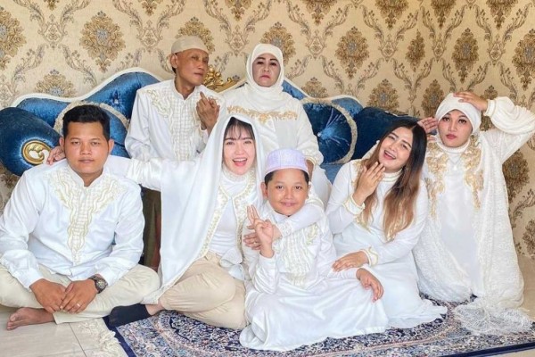 10 Potret Manis Via Vallen Bersama Keluarga yang Penuh Kehangatan