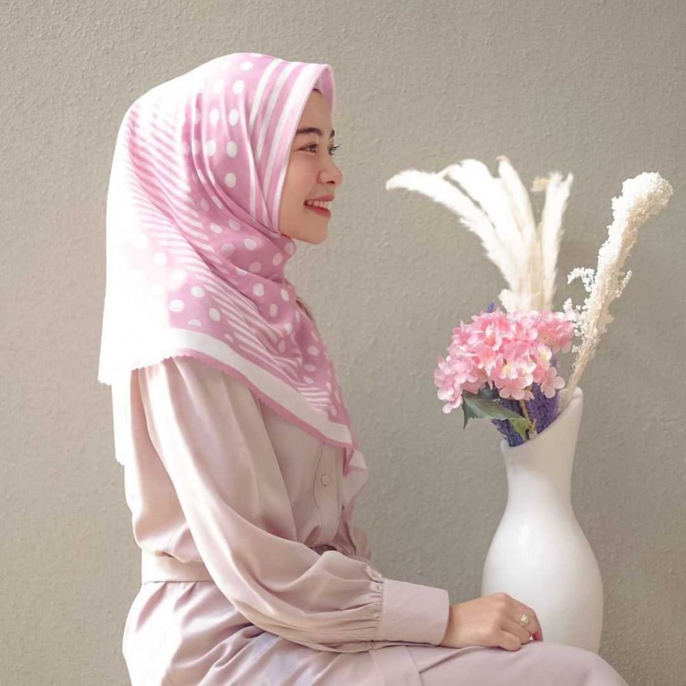 10 Ide OOTD Hijab Warna Pastel ala Novia Giana, Simple dan Anti Norak
