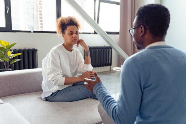 5 Tanda Nyata kalau Pasanganmu Sangat Posesif, Bukan Benaran Cinta!