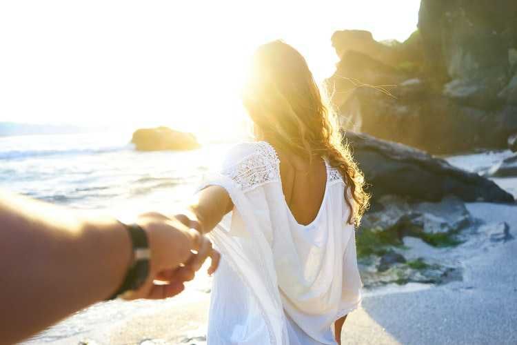 5 Cara Melepaskan Dia yang Dicintai saat Kamu Masih Memiliki Pasangan
